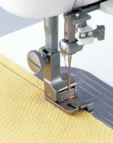 Juki Right Compensating Foot (7mm)